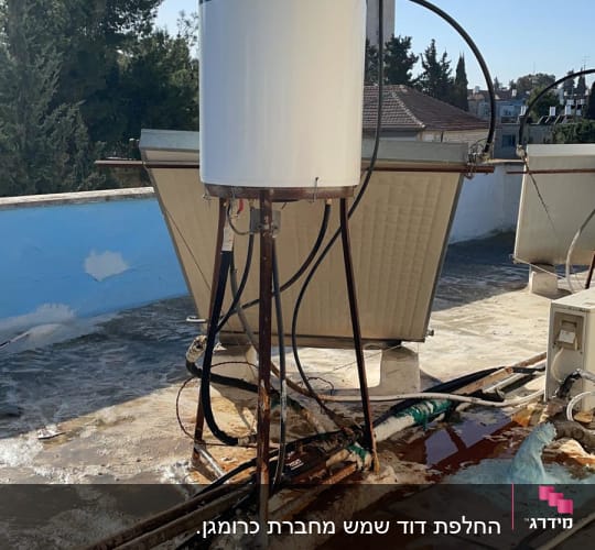 דוד שמש עם צינורות על גג בניין